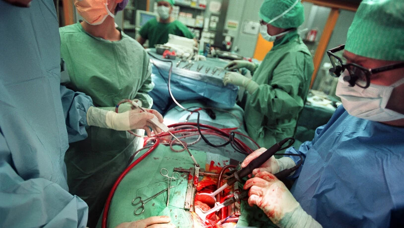 Das Spenderherz ist implantiert worden und wird mit Stromstössen reanimiert. In der Schweiz warten derzeit 1500 Menschen auf ein Spenderorgan. Zwei bis drei Menschen sterben pro Woche, weil für sie nicht mehr rechtzeitig ein Organspender gefunden wird. …