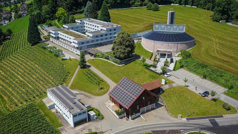 Modernes Kloster: Aus der Luft sieht man die Solaranlagen des Klosters besonders gut.Pressebild