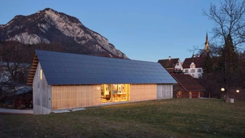 Dieses Haus in Tamins produziert 144 Prozent seines Energiebedarf durch Solarenergie.