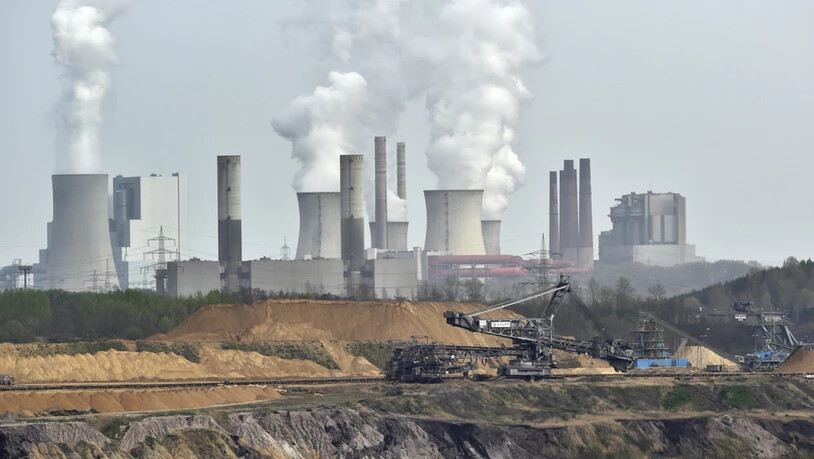 Kohlekraftwerk und Kohleabbau in der Mine Garzweiler nahe der deutschen Stadt Grevenbroich. Laut dem UNO-Umweltprogramm müssen 80 bis 90 Prozent der weltweiten Kohlereserven im Boden bleiben, wenn die Klimaziele erreicht werden sollen. (Archivbild)