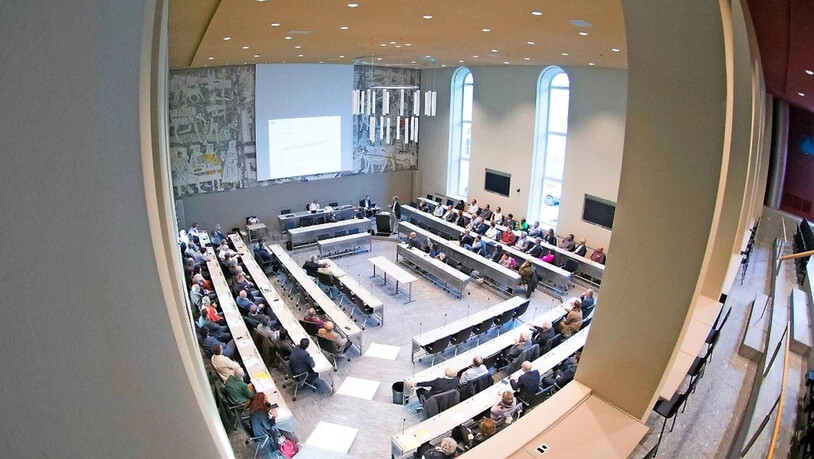 Interessierte Zuhörer: Über 80 Teilnehmer der IG Kleingemeinden Graubündens haben sich im Grossratssaal in Chur zur Tagung eingefunden.