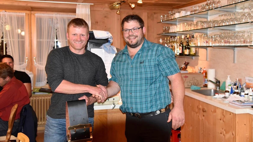 Klubpräsident Franz Freuler (rechts) beschenkt das scheidende Vorstandsmitglied und neue Freimitglied Christian Elmer.