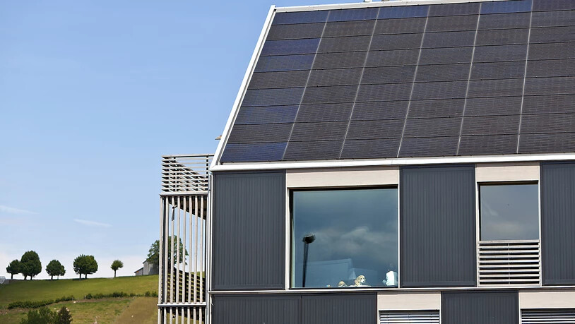 Solarzellen auf Schweizer Hausdächern: Hier steckt laut einer neuen Studie des Bundes noch viel Potenzial. Wird es genutzt, könnten die Kosten für Photovoltaik bis 2050 um die Hälfte sinken. (Themenbild)