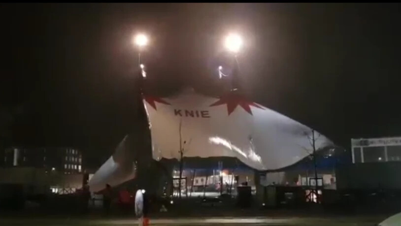 Der heftige Wind bringt das Circus-Knie-Zelt zum Einsturz.