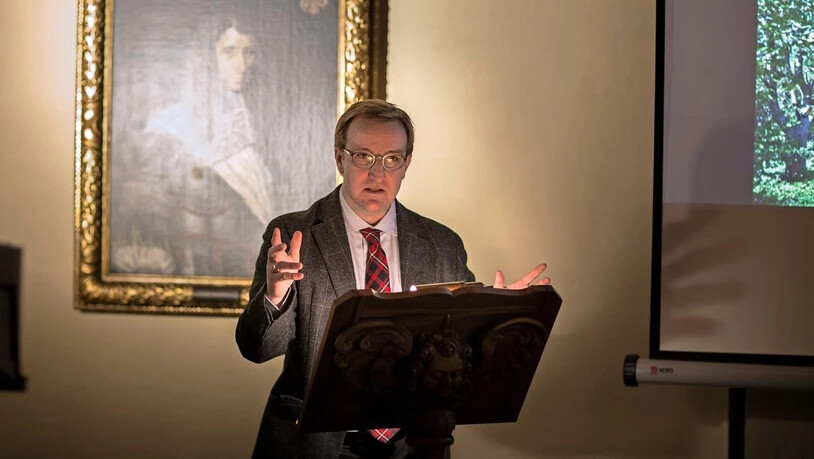 Buchvernissage im Freulerpalast: Ferdinand Pajor stellt den ersten Glarner Kunstdenkmäler-Band vor.