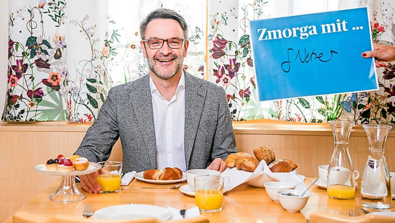 Frühstück made by Origen: Giovanni Netzer lädt in die «Ustareia Taratsch» in Riom, die seine Festivalorganisation jetzt auch noch betreibt und mit Italianità beleben will.
