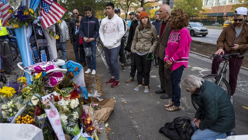 Menschen gedenken der Opfer des Attentats vom 4.11.2017 in New York. Der mutmassliche Attentäter Sayfullo Saipov wurde am Dienstag (Ortszeit)  offiziell des mehrfachen Mordes und mehrfacher Mordversuche angeklagt. (Craig Ruttle / AP)
