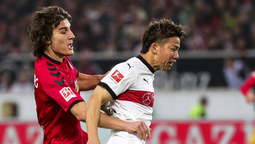 Stuttgarts Torschütze Takuma Asano erkämpft sich den Ball