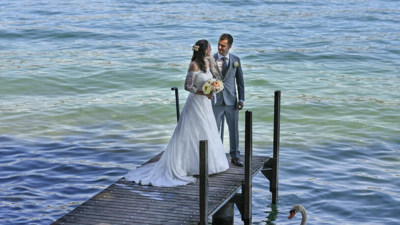 Hochzeitspaar am Ufer des Zürichsees - Menschen in Partnerschaften erkranken seltener an Demenz. (Symbolbild)