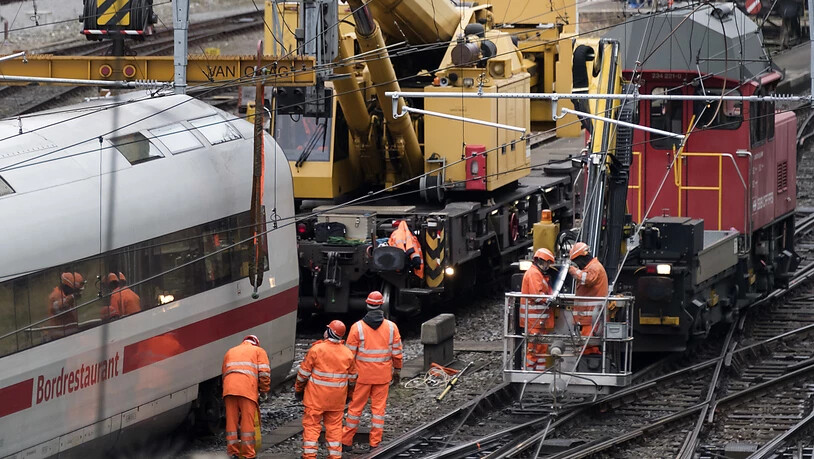 Die letzten beiden Waggons eines am Mittwochabend bei der Basler Bahnhofseinfahrt entgleisten ICE-Zuges wurden am Donnerstag von der Unfallstelle geborgen.