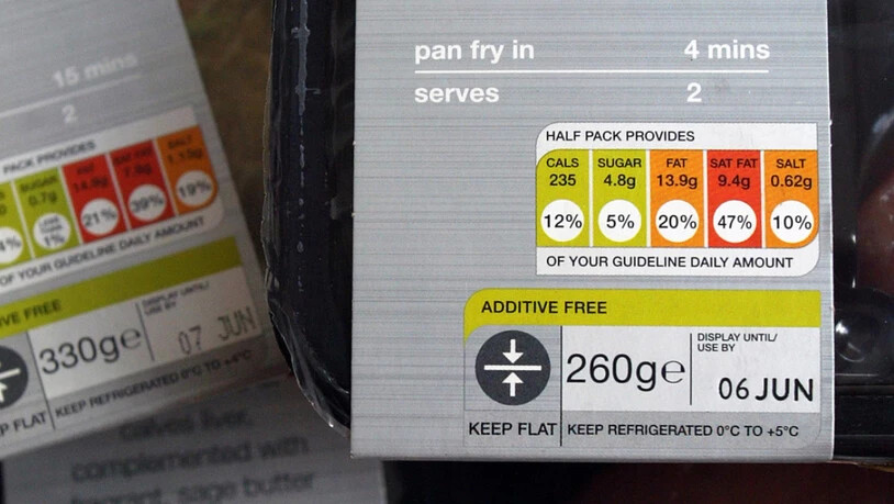 Konsumenten finden auf britischen Lebensmitteln eine Ampelkennzeichnung für die enthaltenen Anteile von Zucker, Salz, Fettsäuren, Fetten und Kalorien. (Archivbild)
