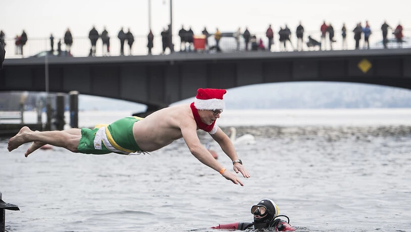 Keine Angst vor kaltem Wasser: 324 Wagemutige haben sich am Sonntag beim 18. Zürcher Samichlaus-Schwimmen in die Limmat gestürzt.