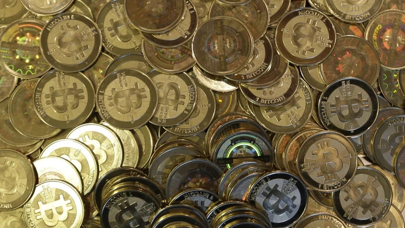 Anleger decken sich weiter mit der Kryptowährung Bitcoin ein: Der Kurs überstieg am Mittwoch bereits die 12'000-Dollar-Marke. (Themenbild)