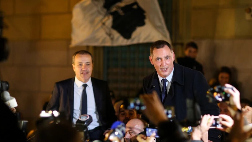 Sie sind mit ihrem nationalistischen Bündnis die klaren Sieger der Wahl auf Korsika: Gilles Simeoni (r.) und Jean-Guy Talamoni (l.) - hier beim Feiern mit Anhängern in Bastia.