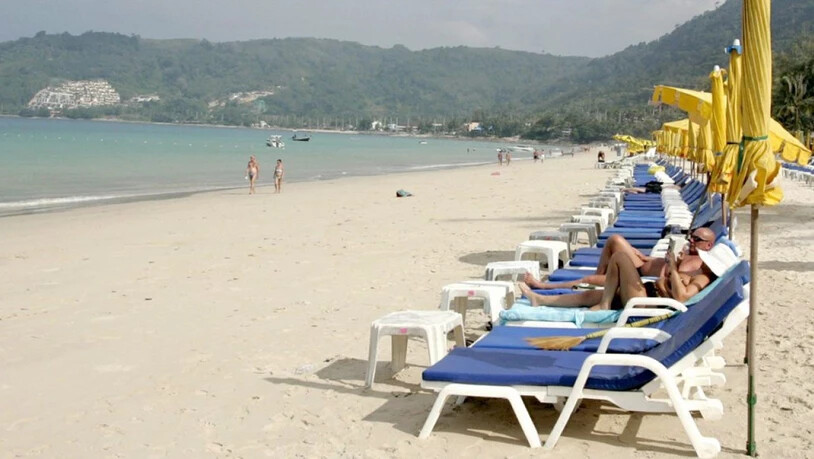 Ein Strand in Phuket: Thailand gehört zu den beliebtesten Zielen von Schweizer Touristinnen und Touristen an Weihnachten und Neujahr. (Archiv)