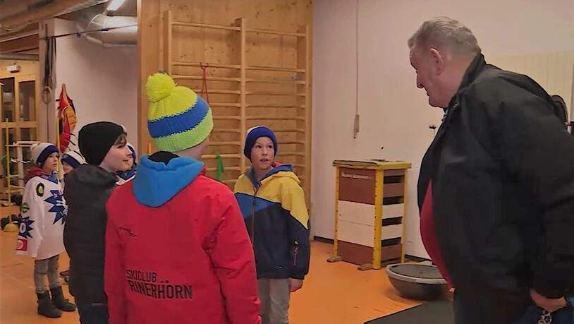 Neben der Garderobe des HCD durften sie auch in den Theorie- und in den Kraftraum schauen.