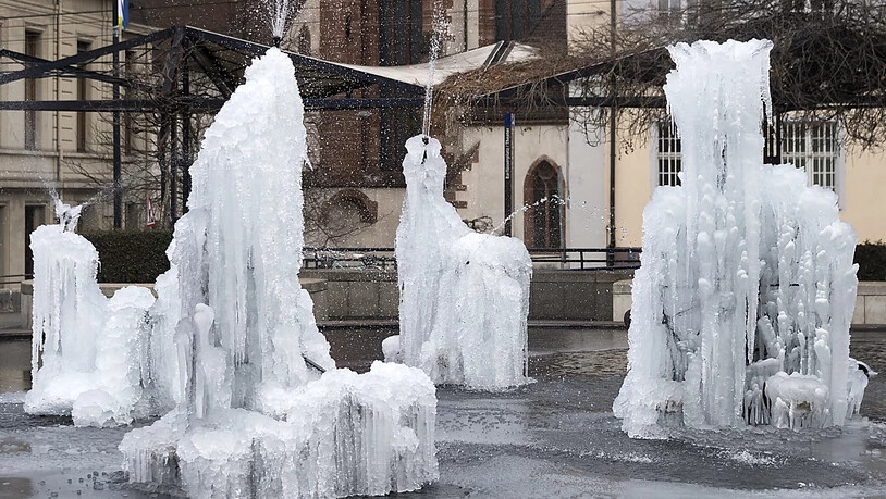 Das Eis des zugefrorenen Tinguely-Brunnens in Basel ist Forschern der Universität Basel längst nicht kalt genug: Sie haben einen Chip auf weniger als 3 Millikelvin abgekühlt, was nahe am absoluten Nullpunkt von minus 273,15 Grad Celsius liegt. …