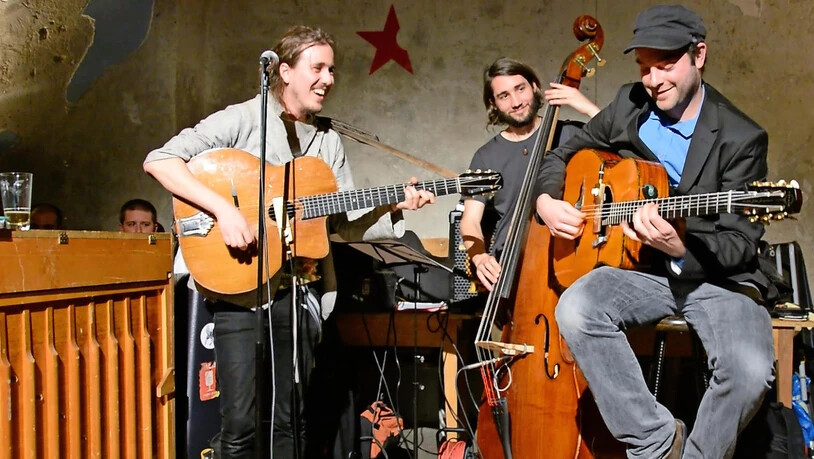 Leidenschaftlich und schnell: Les Singes mit (von links) Valentin Baumgartner, Gitarre, Jonas Künzli, Kontrabass, und Theo Känzig, Gitarre, spielen erstmals in Engi.