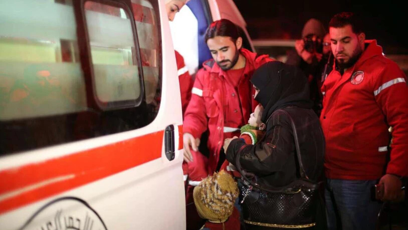 Helfer des syrischen Roten Halbmondes beim Transport Kranker in Ost-Ghuta