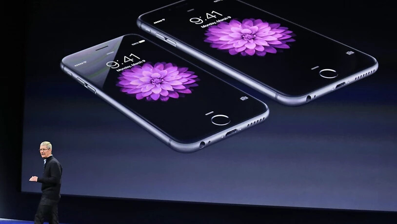 Beim iPhone 6 mit herkömmlicher Batterie wurde die Spitzenleistung automatisch gedrosselt. Im Bild: Apple-Unternehmenschef Tim Cook. (Archivbild)