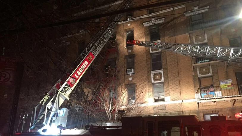 Über 160 Feuerwehrleute im Einsatz: Ein Brand in einem mehrstöckigen Haus im New Yorker Stadtteil Bronx forderte mehrere Todesopfer.