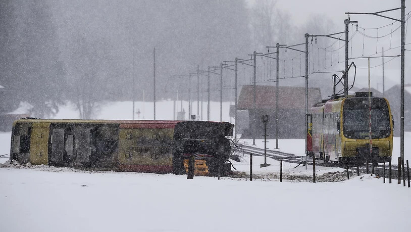Der Unfallort an der Lenk im Simmental im Berner Oberland: Bei der Entgleisung eines Waggons eines Zuges der Montreux-Berner Oberland-Bahn sind mehrere Menschen verletzt worden.