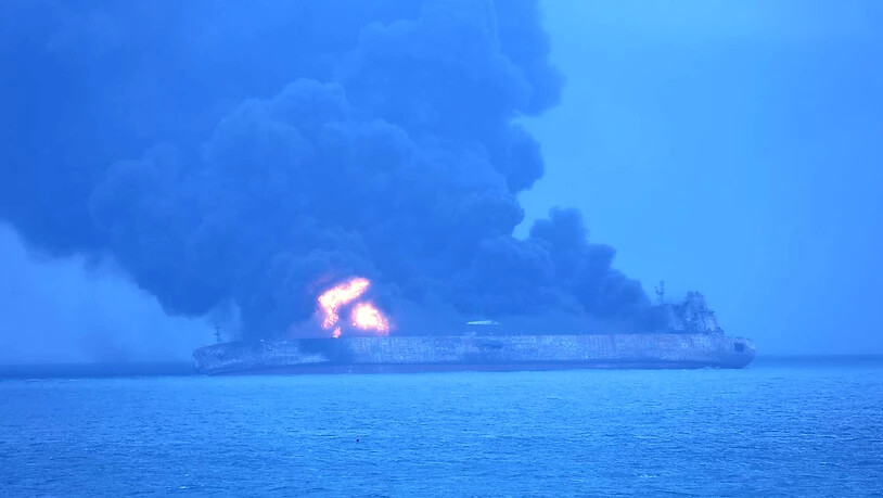 Ein Öltanker schlug nach einer Kollision mit einem Frachter leck und ein Feuer brach aus. Die Besatzung wird vermisst.