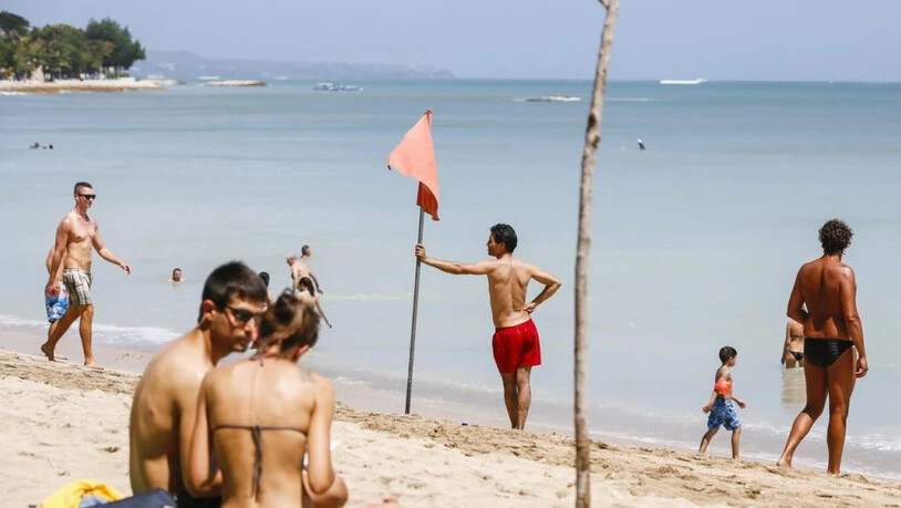 Touristen an einem Strand in Bali: Für die meisten Schweizer Reisebüros hat das Jahr 2018 gut angefangen. (Archiv)