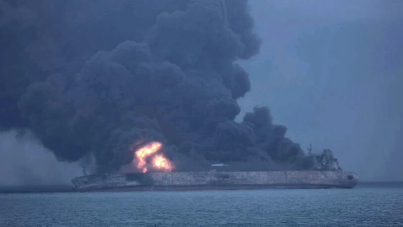 Der brennende iranische Öltanker "Sanchi" vor der Küste Chinas.