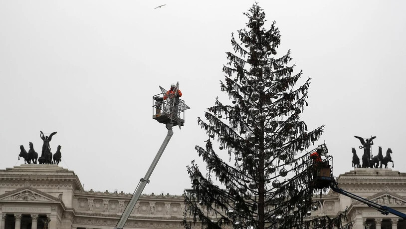 Roms viel geschmähter Weihnachtsbaum wird von seinem Schmuck befreit