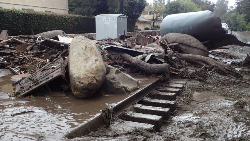 Eine Schlammlawine machte auch eine Bahnstrecke durch den Ort Montecito nordwestlich von Los Angeles unpassierbar.