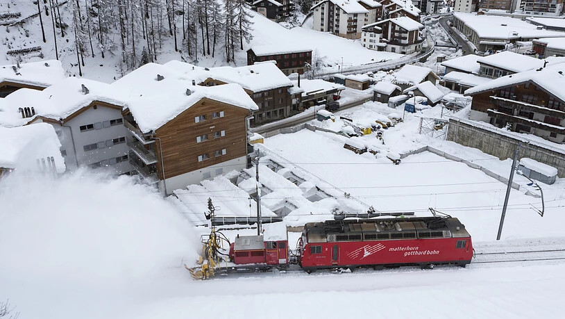 Die Bahnstrecke zwischen Täsch und Zermatt war am Mittwoch mit Hochdruck vom Schnee befreit worden.