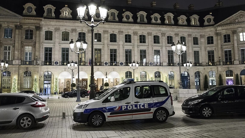 Bei einem Überfall im Pariser Luxushotel Ritz haben bewaffnete Räuber Schmuck im Wert von mehreren Millionen Euro erbeutet. Die Polizei konnte drei der Räuber festnehmen. Den beiden anderen gelang zunächst die Flucht.