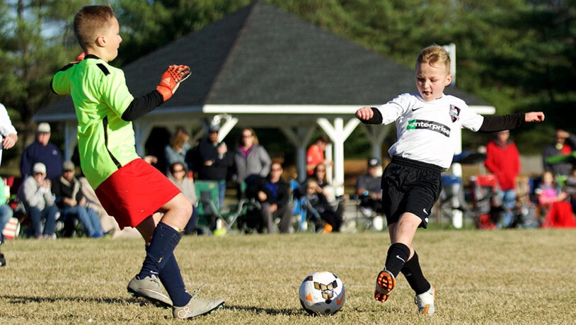 Kinder ziehen sich beim Fussball häufiger Knochenbrüche zu als erwachsene Spieler. Ein spezielles Aufwärmprogramm könnte hier Abhilfe schaffen.
