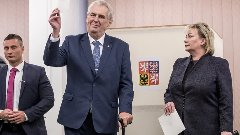 Amtsinhaber Milos Zeman (m), hier mit seiner Frau Ivana Zemanova (r) bei der Stimmabgabe in Prag.