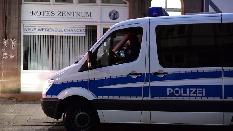Ein Beamter wurde beim Polizeieinsatz in einer Garderobe einer Party im deutschen Saarbrücken verletzt. (Symbolbild)