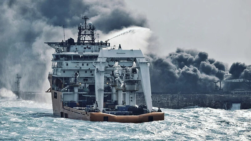 Ein Löschschiff versucht den brennenden Tanker zu löschen - nun ist dieser gesunken. (Archiv)