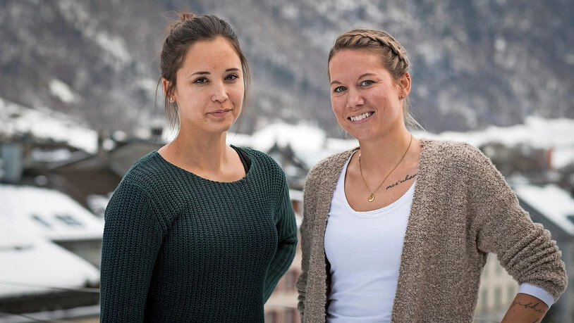 Nadine Brunner (links) und Jasmin Zahner bekommen auf Hawaii eine Raketenwarnung auf ihr i-Phone gesendet.