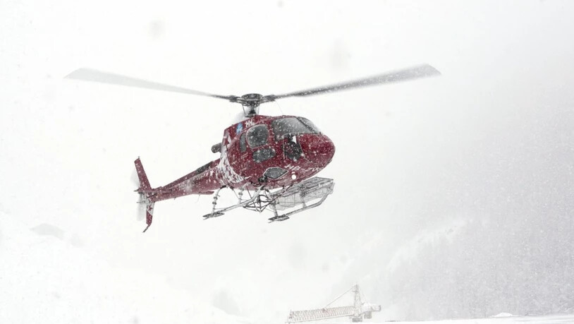 Zermatt war am Sonntag nur mit einem Helikopter erreichbar. Für die Flüge bildete sich eine lange Warteschlange.