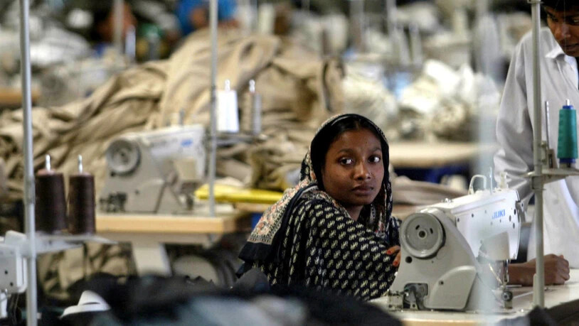 Näherin in Bangladesch - laut Oxfam verdient sie in ihrem ganzen Leben so viel wie einer der Chefs der grössten Modekonzerne in vier Tagen (Archiv)