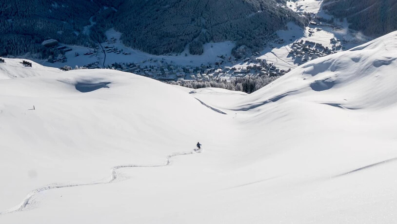 Ein Skifahrer fährt dort, wo noch niemand zuvor gefahren ist.