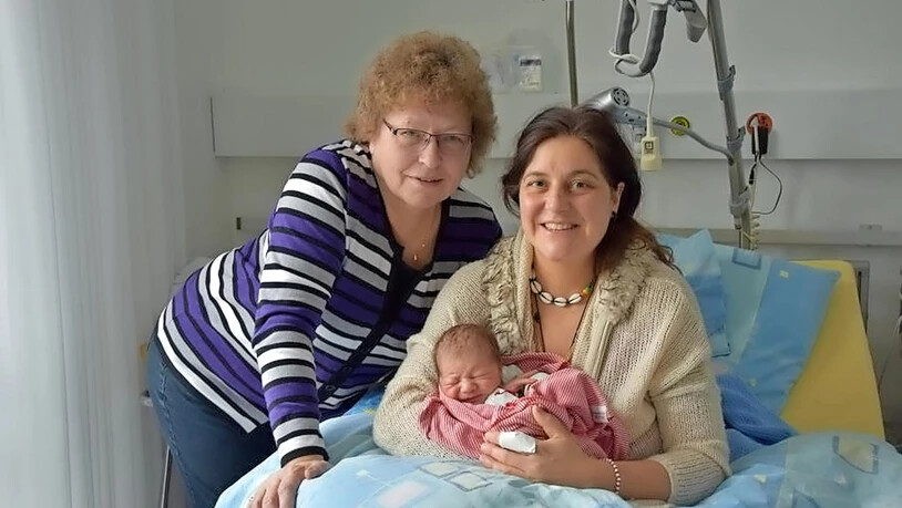 Happy End eines struben Tages: Tanja Mendonça und Hebamme Erika Hunziker mit Sohn Aurelio. 