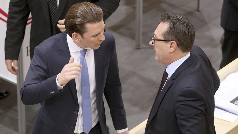 Kanzler Kurz (links) distanziert sich von antisemitischen ÖVP-Tendenzen (in einer Aufnahme mit ÖVP-Chef Strache im Parlament in Wien am 20. Dezember 2017).