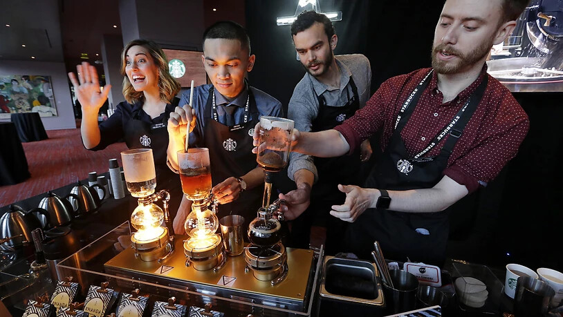 Die Starbucks-Angestellten können sich freuen: Die US-Kaffeerestaurant-Kette will 2018 ihren Angestellten mehr zahlen. (Archivbild)