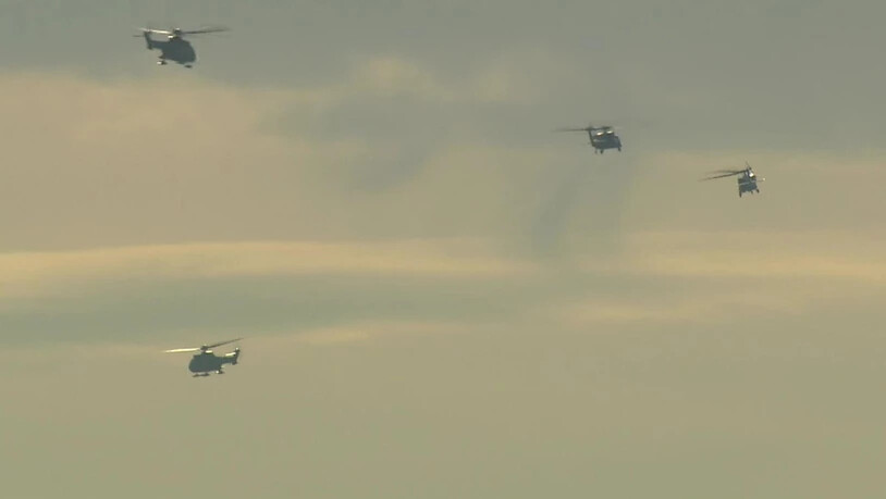 Der Helikonvoi formiert sich um die Marine One für den Flug nach Davos.