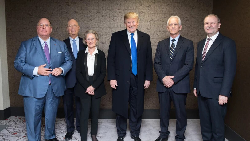 Präsident Donald Trump mit Botschafter Ed McMullen, Klaus und Hilde Schwab, Landammann Tarzisius Caviezel und Alois Zwinggi
