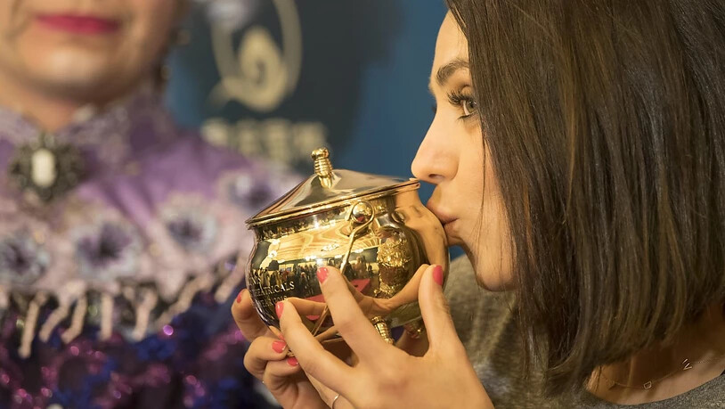 Mila Kunis küsst den goldenen Puddingtopf: Der "Hasty Pudding"-Preis wird jährlich von der Theatergruppe der renommierten Harvard-Universität für Personen aus der Unterhaltung verliehen.
