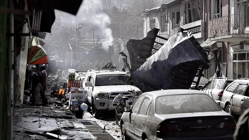 Chaos und Zerstörung nach dem schweren Anschlag im Zentrum Kabuls.