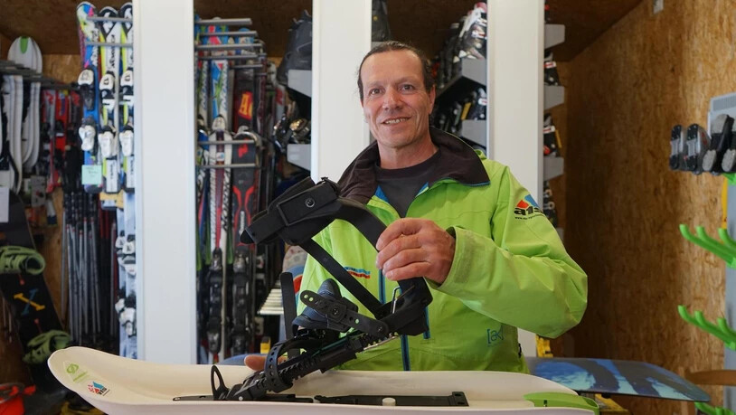 Werner Stoffel mit der Weltneuheit: spezielle Snowblades - ein Zwitter aus Skitourenski und Schneeschuhen. 