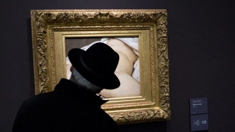 Ein Besucher verdeckt den nackten Schambereich auf dem berühmten Gemälde "Der Ursprung der Welt" von Gustave Courbet. Facebook war das Bild zu frivol, deshalb sperrte das Unternehmen ein Nutzerkonto. Der Nutzer wird mit seiner Schadenersatzforderung vor…